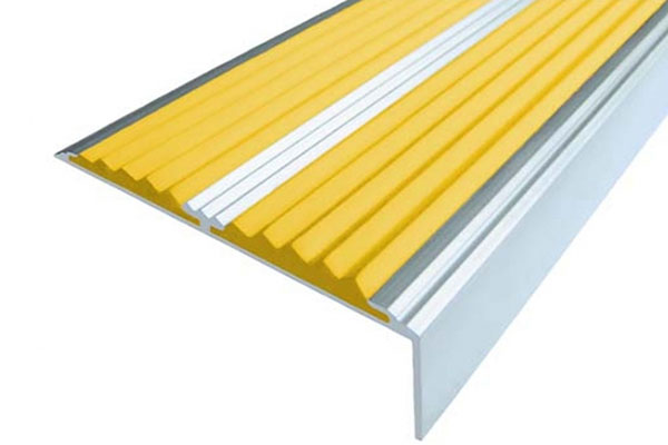Алюминиевый угол с 2мя желтыми резиновыми вставками (1330 мм)